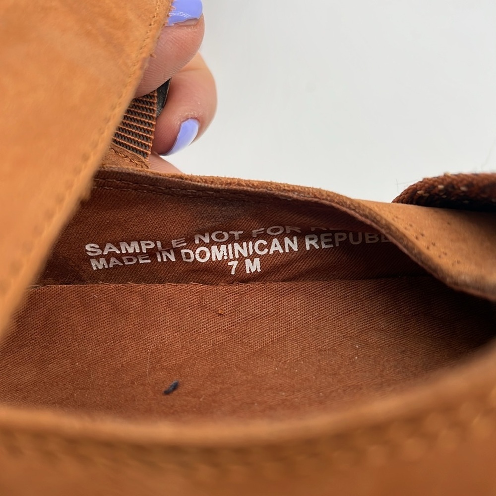 Chaco Camel Tan Buckle Closed Toe Shoes Women Size 7 BLEMISH - Picture 7 of 8